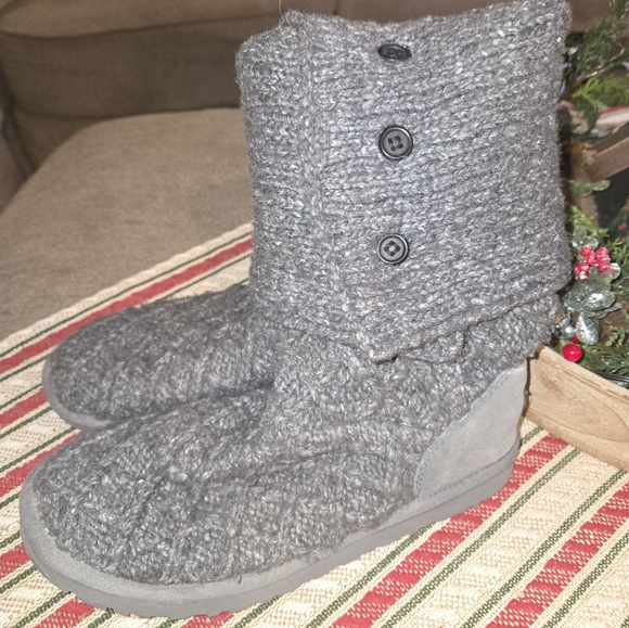 Women's UGG Gray Knit Button-Up Boots - Picture 4 of 4